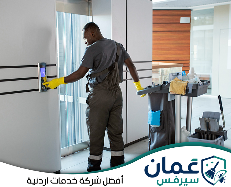 تواصل مع عمان سيرفس لخدمات تنظيف الفنادق على 0798779667. عامل مجهز بعربة تنظيف ينفذ أعمال العناية بالمرافق الداخلية ضمن خدمات تنظيف الفنادق في الأردن.