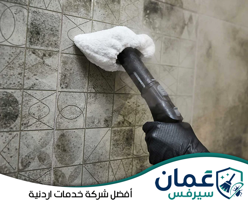 احجز خدمة التنظيف بالبخار من عمان سيرفس0798779667 تنظيف عميق بالبخار لسطح جدار متسخ للمساعدة في إزالة الأوساخ والآثار المتراكمة.